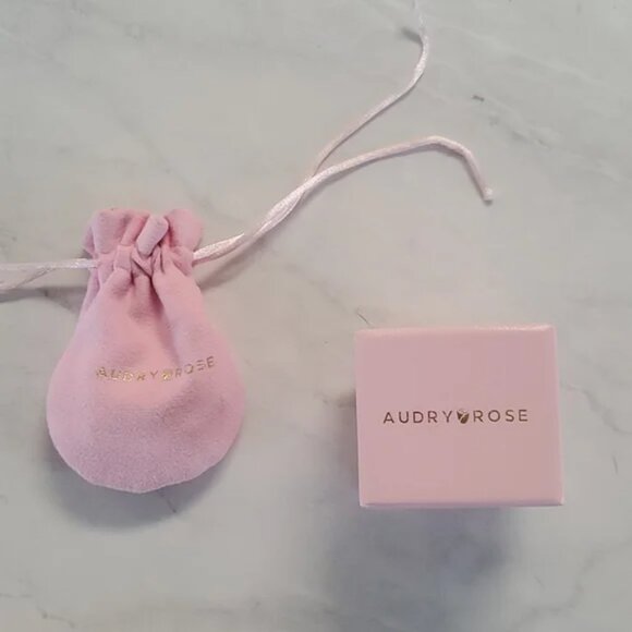 ARTEMER Vintage Diamond Triangle Ring - Delicate geometric engagement ring - Picture 8 of 8